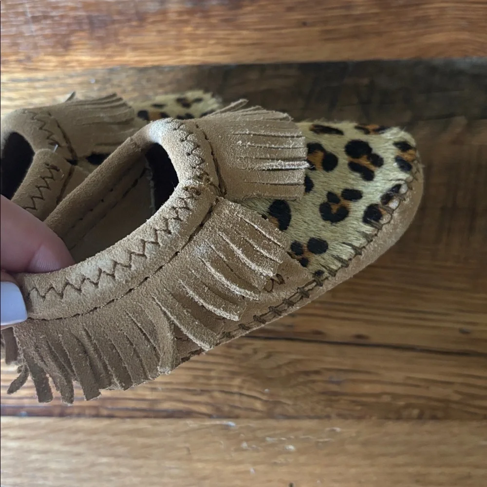 Minnetonka Baby/Toddler Leopard Print Fringe Moccasin - Tan size 4